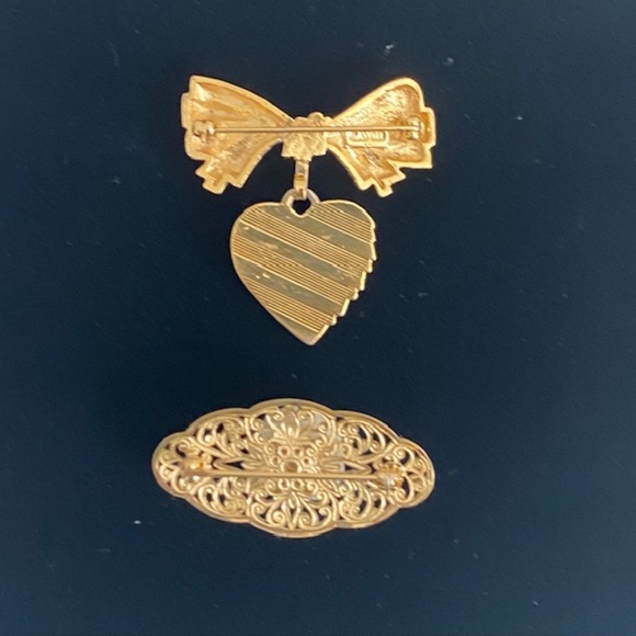 BUNDLE Avon Gold Tone Ribbon Heart/Gold Tone Filigree Ceramic Rose Brooches - Picture 4 of 7